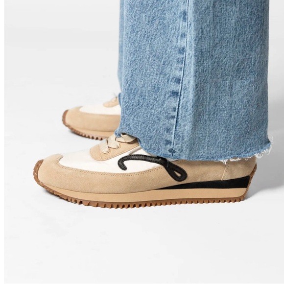 Vaneli Queen Flow Runner - Picture 2 of 5